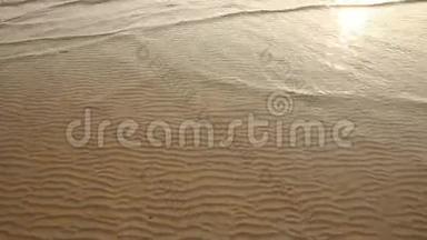 海水在沙滩上翻滚